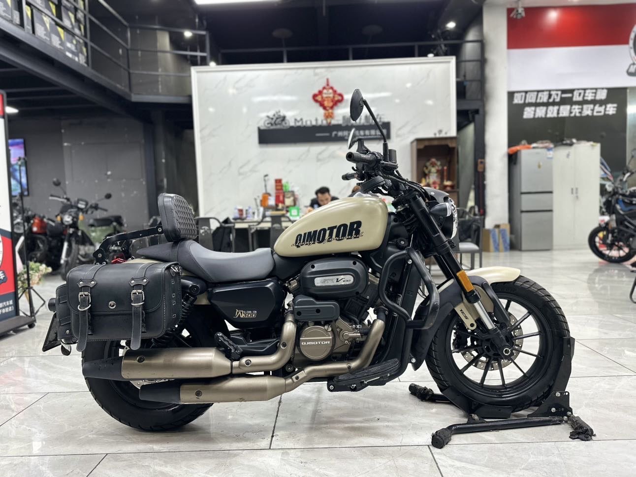 QJMOTOR 闪300S