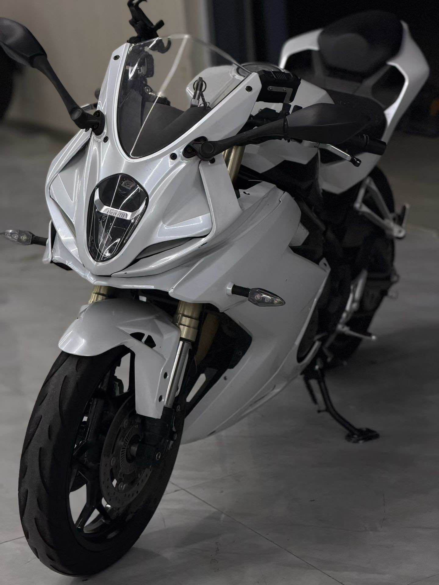 贝纳利 龙卷风 Tornado 302R