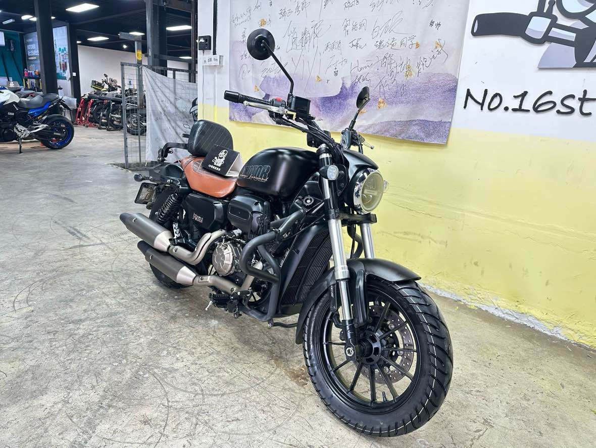 QJMOTOR 闪300S