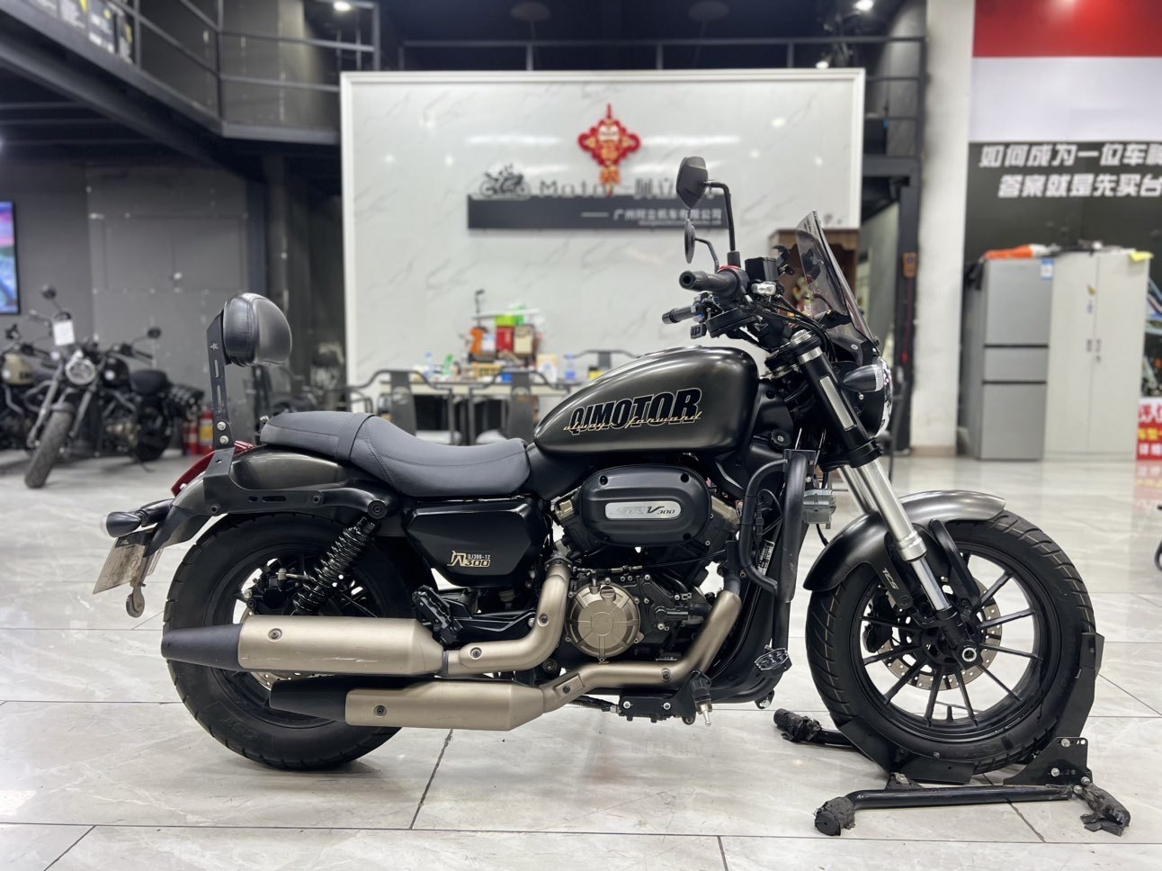QJMOTOR 闪300S