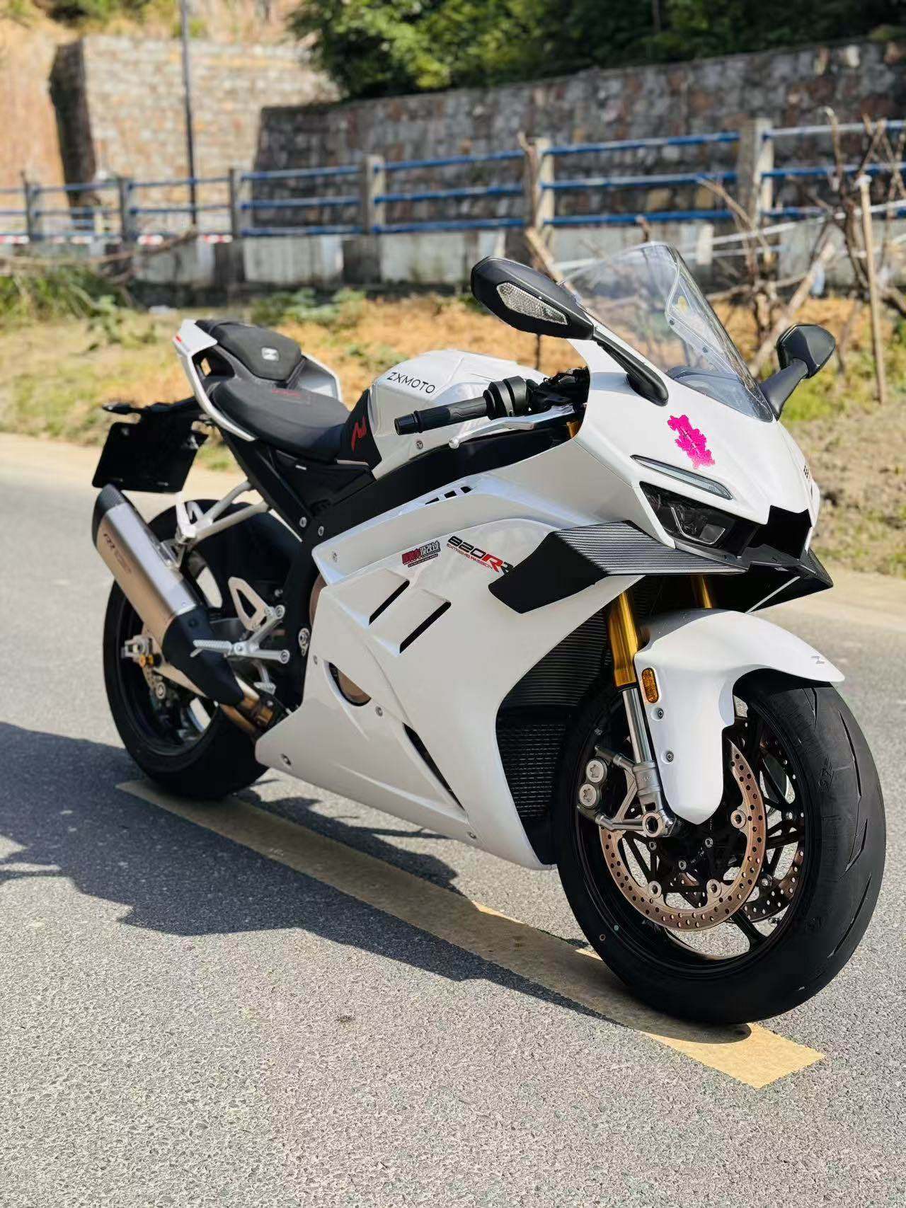 张雪机车 820RR
