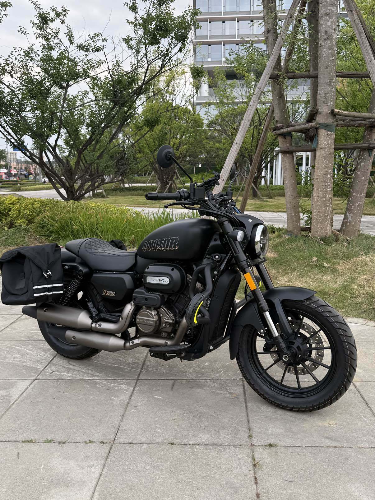 QJMOTOR 闪300S