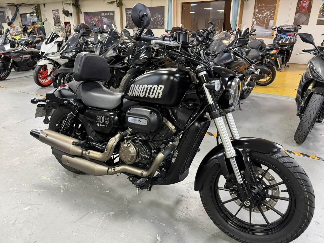 QJMOTOR 闪300S