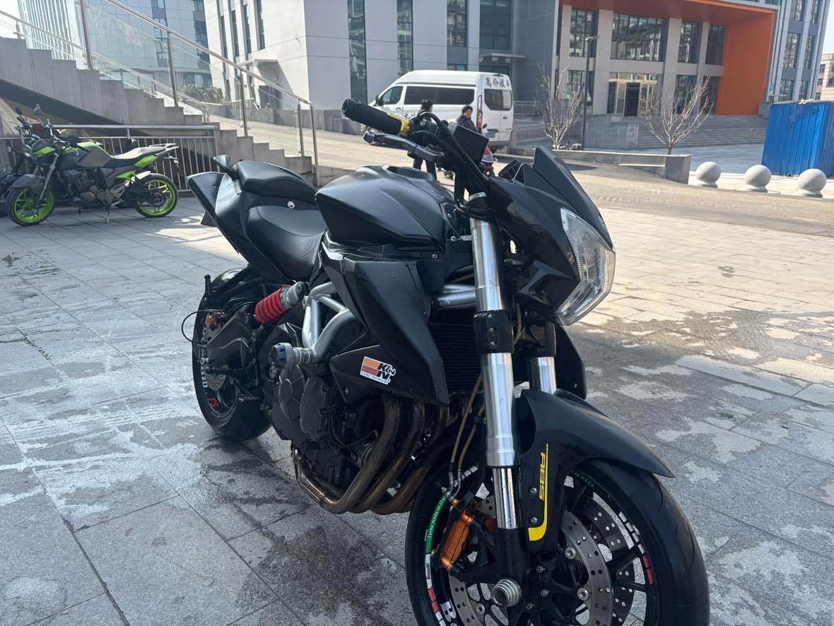 贝纳利 TNT600i