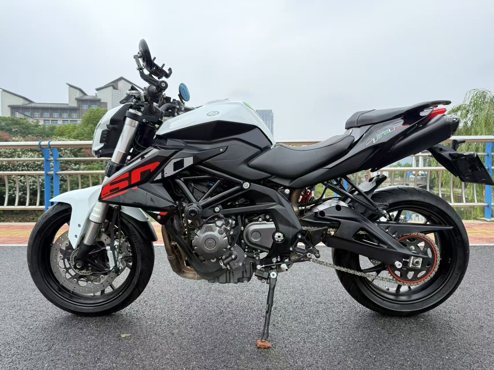 贝纳利 TNT600i