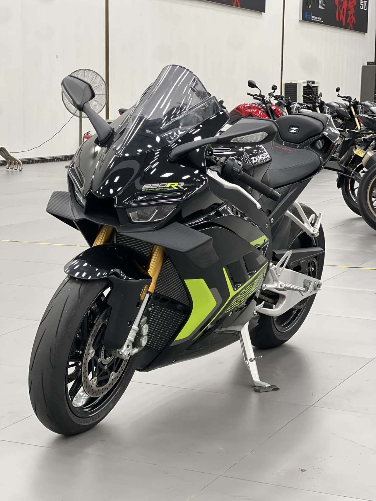 张雪机车 820RR