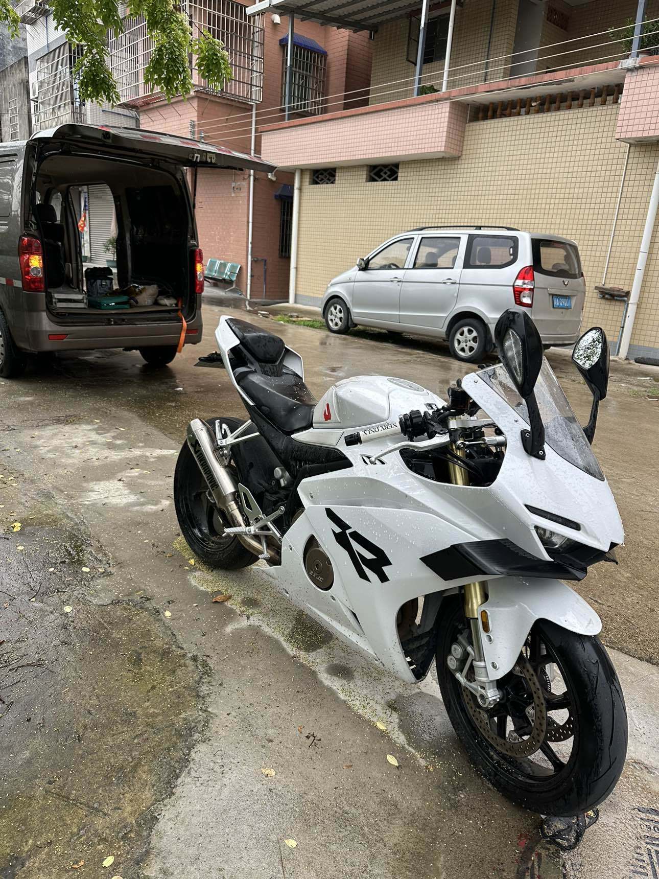 张雪机车 500RR