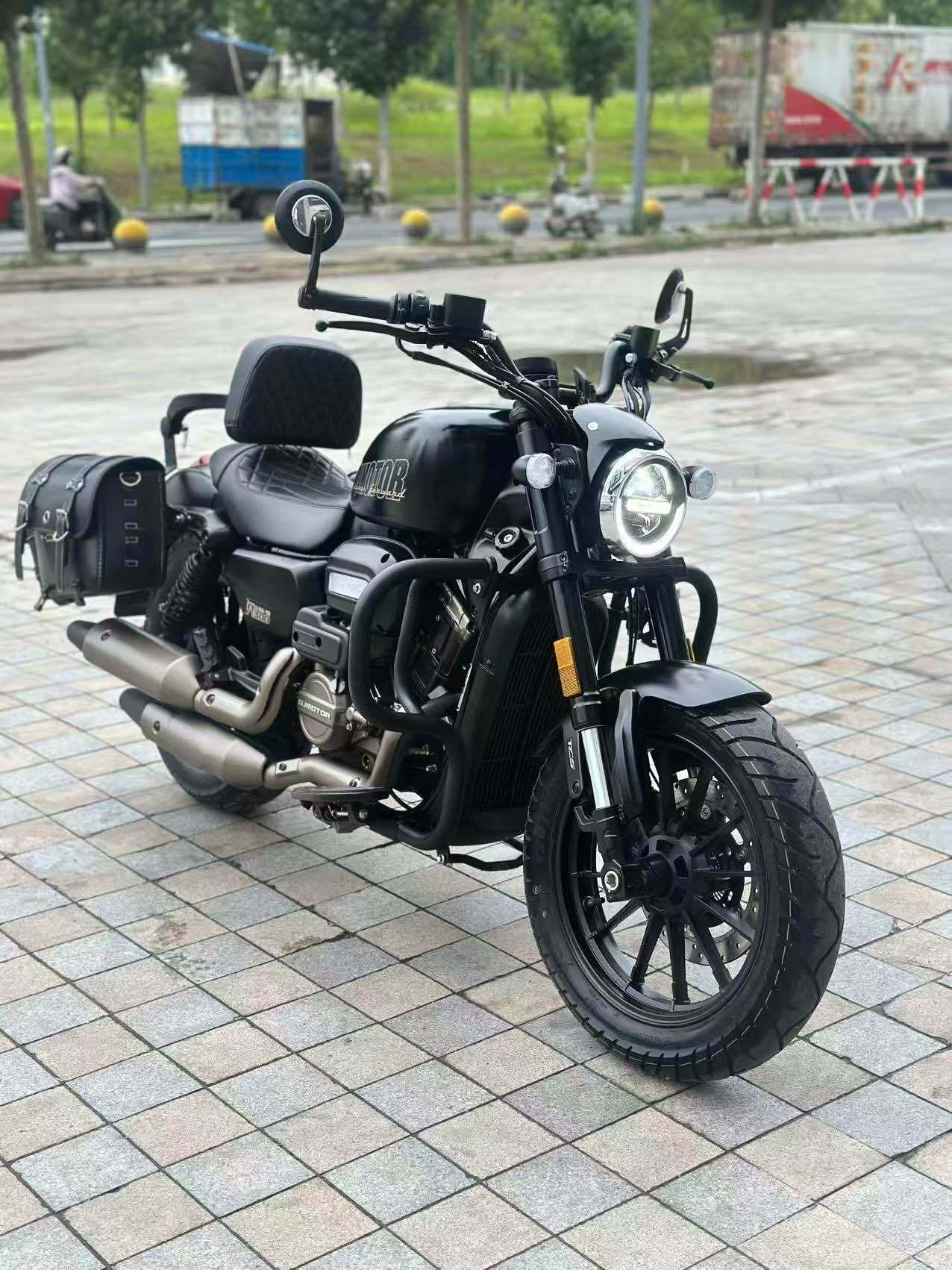 QJMOTOR 闪300S