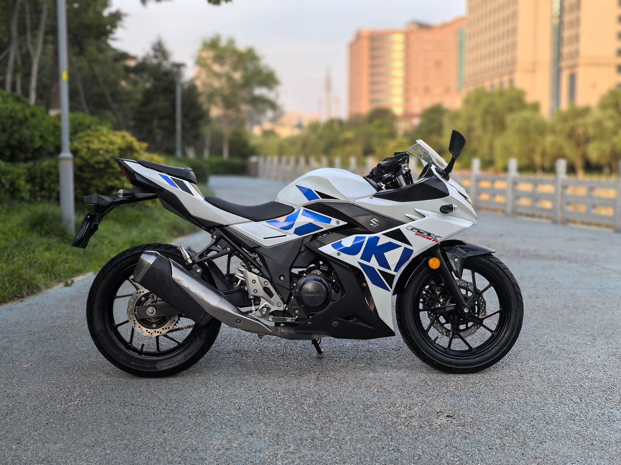 豪爵铃木 GSX250R