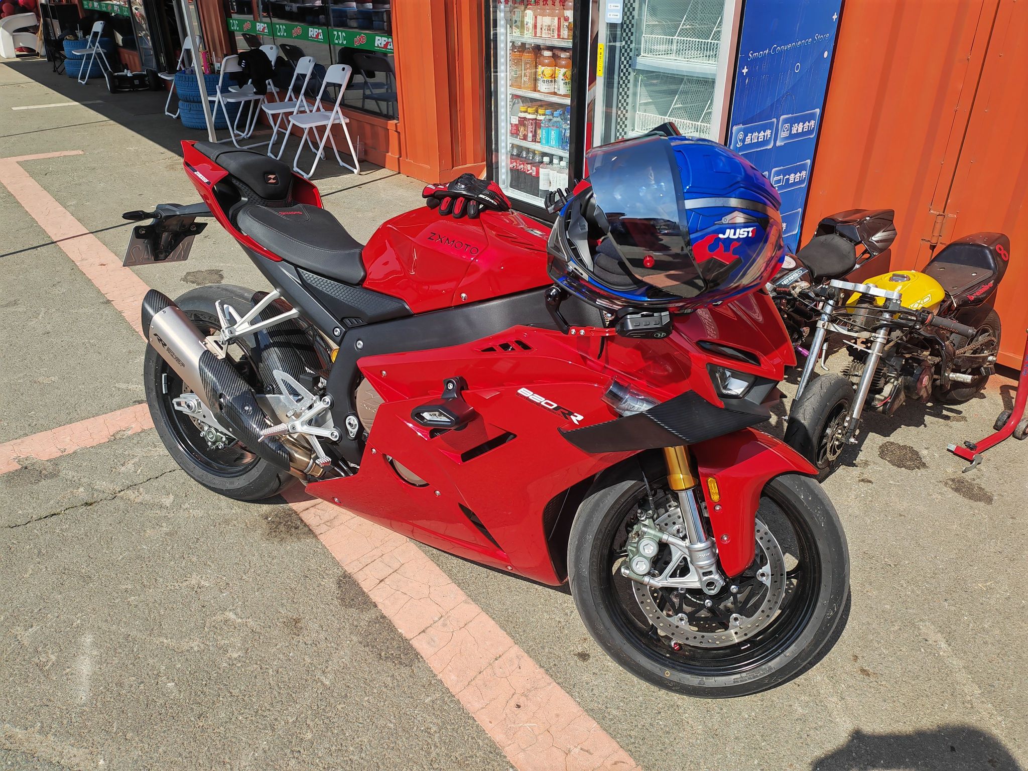 张雪机车 820RR