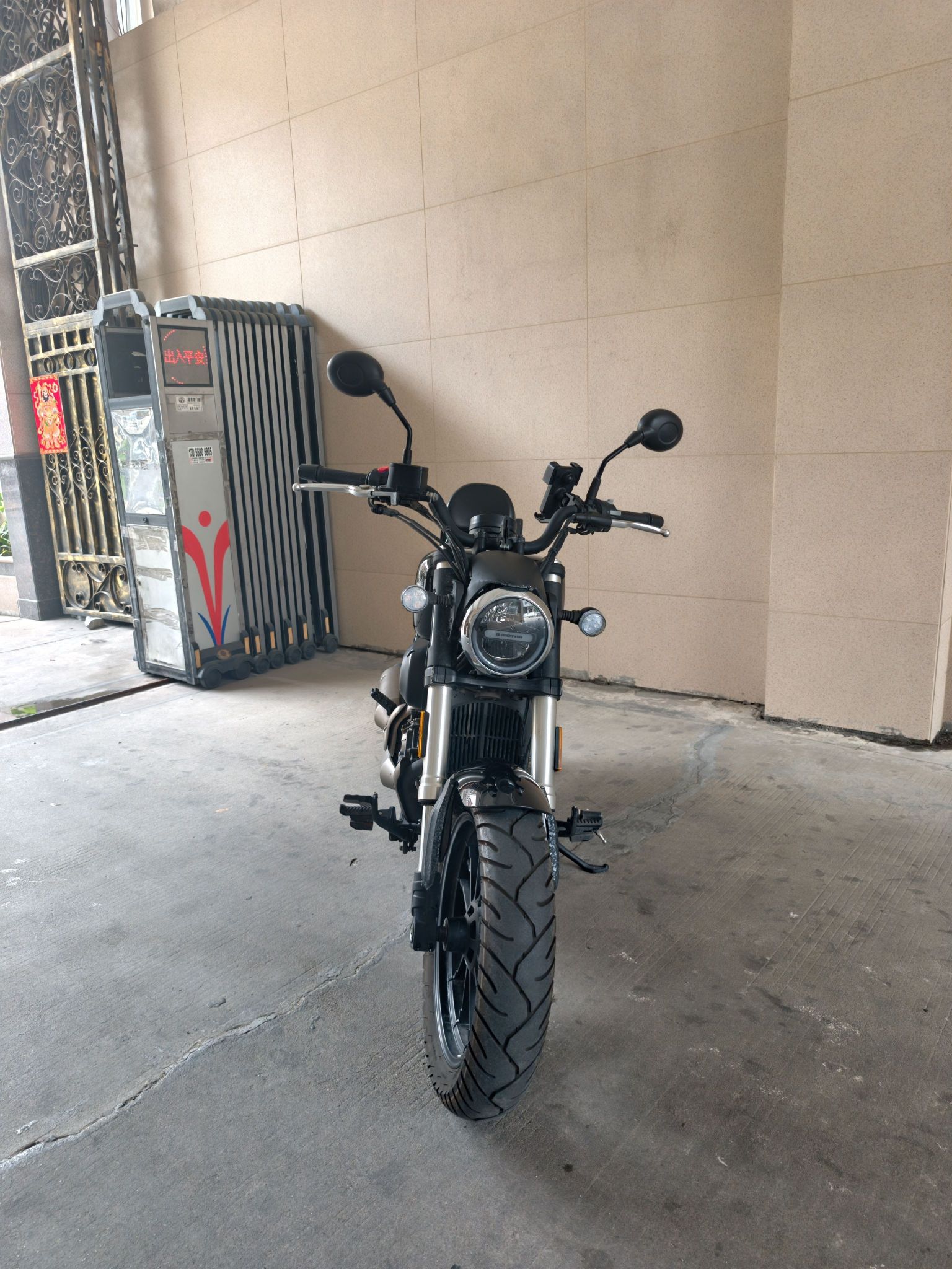 QJMOTOR 闪300S