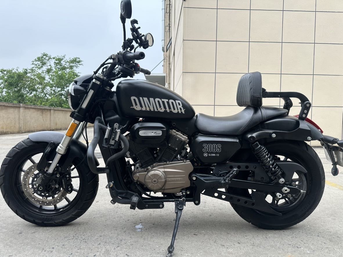 QJMOTOR 闪300S