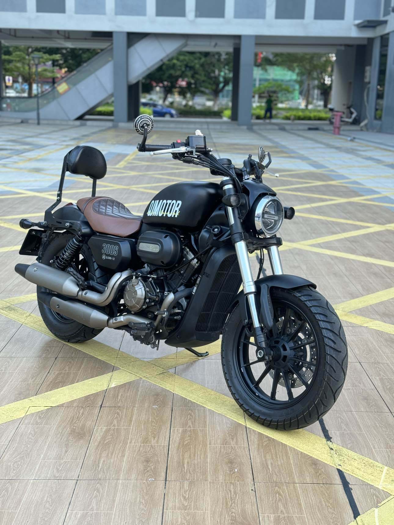 QJMOTOR 闪300S