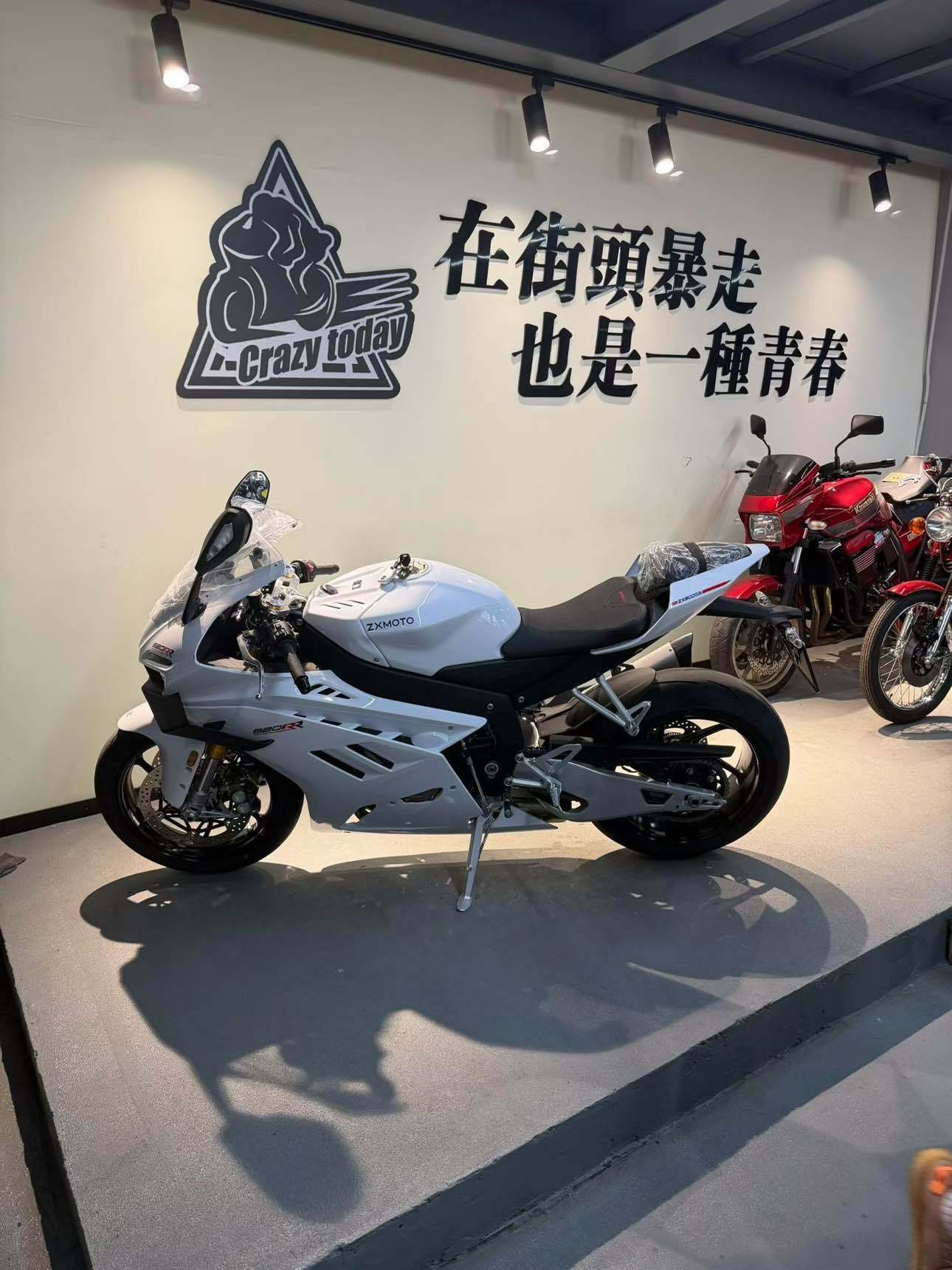 张雪机车 820RR
