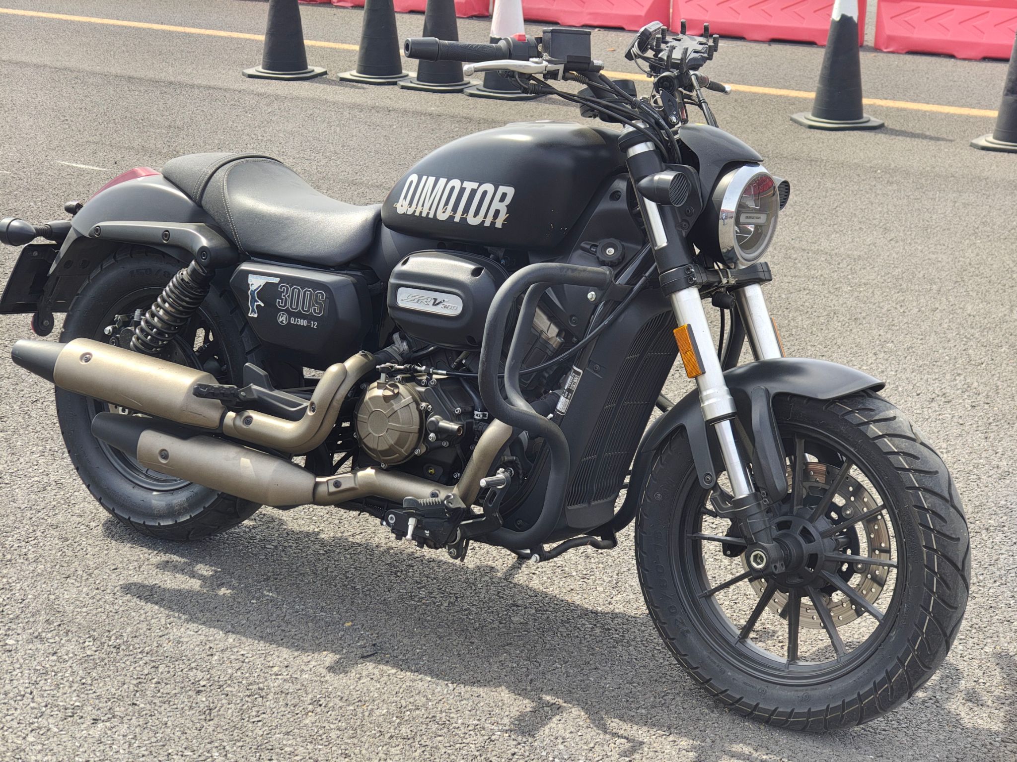 QJMOTOR 闪300S