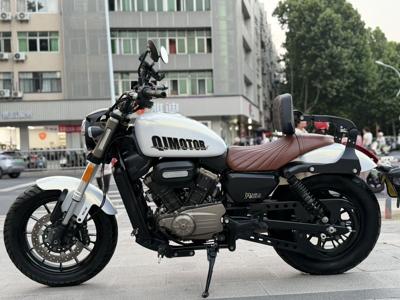 QJMOTOR 闪300S