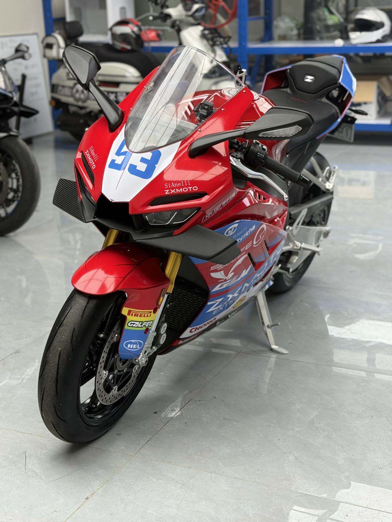 张雪机车 820RR
