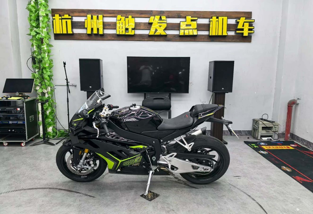 张雪机车 820RR