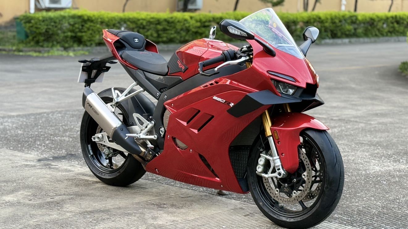 张雪机车 820RR