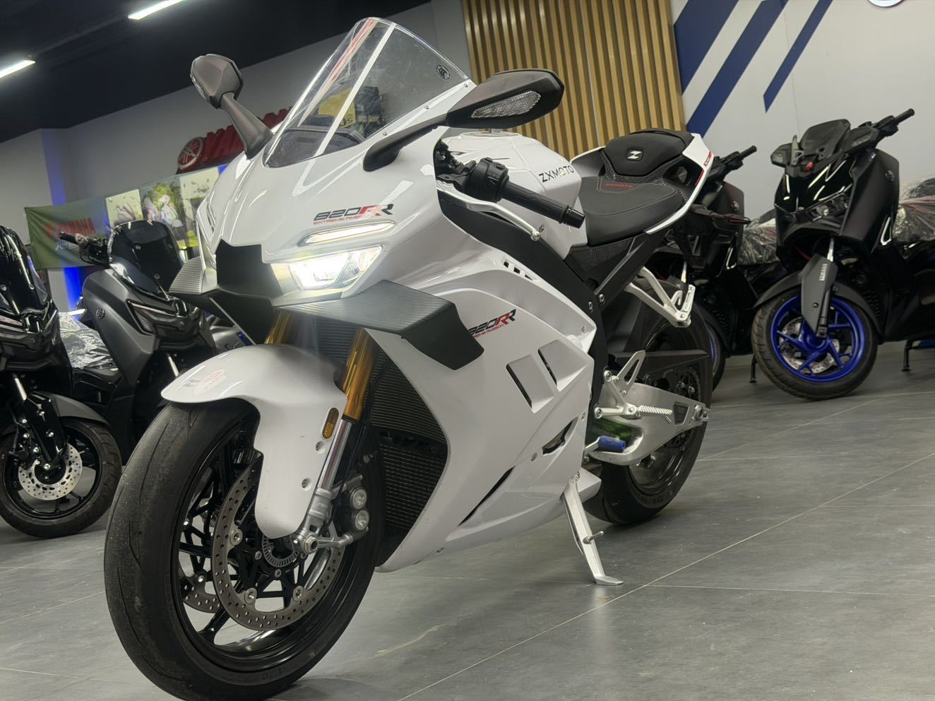 张雪机车 820RR