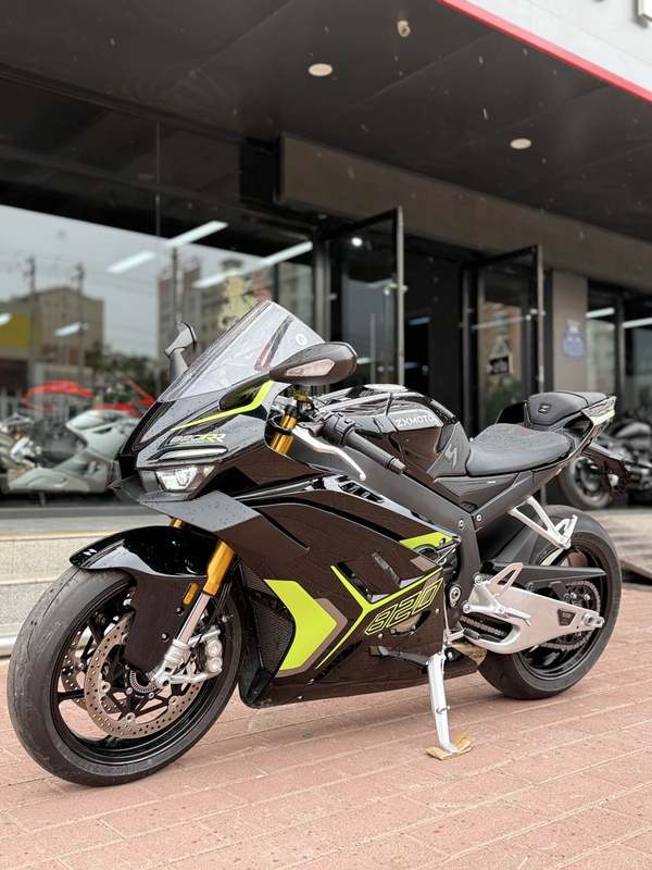 张雪机车 820RR