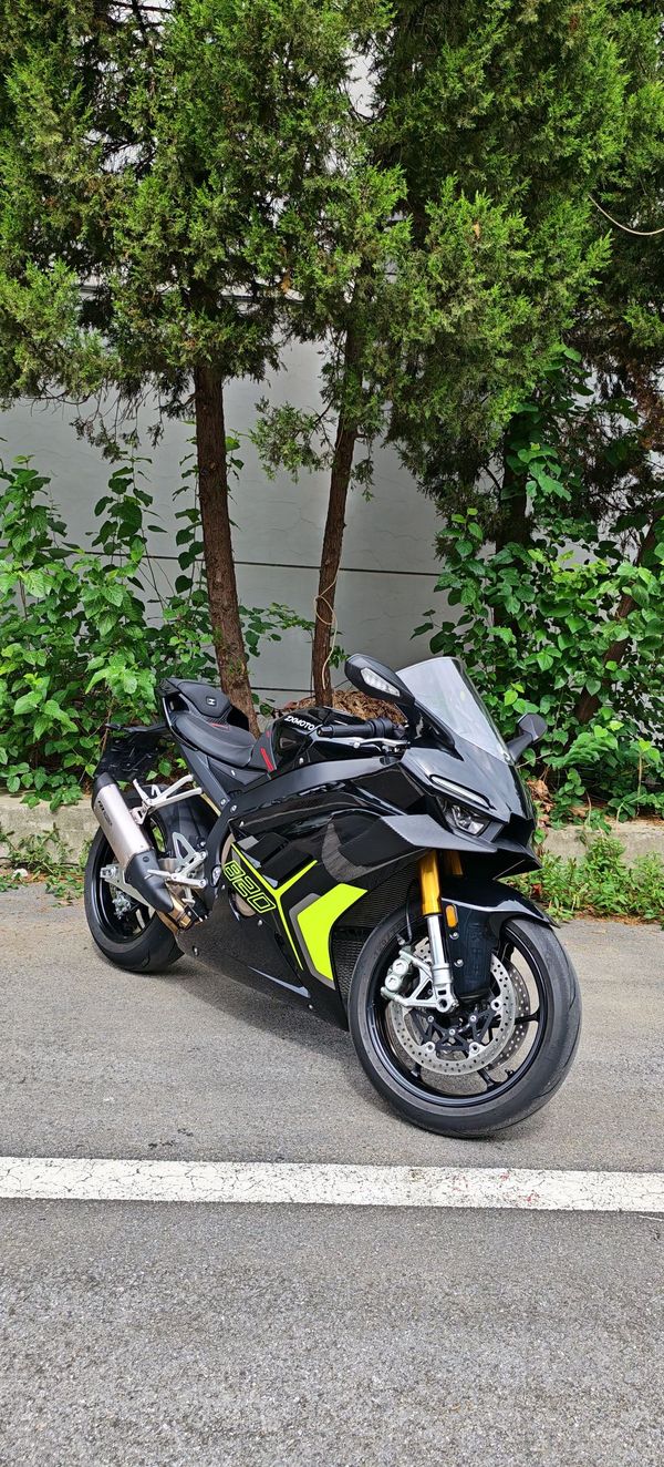 张雪机车 820RR