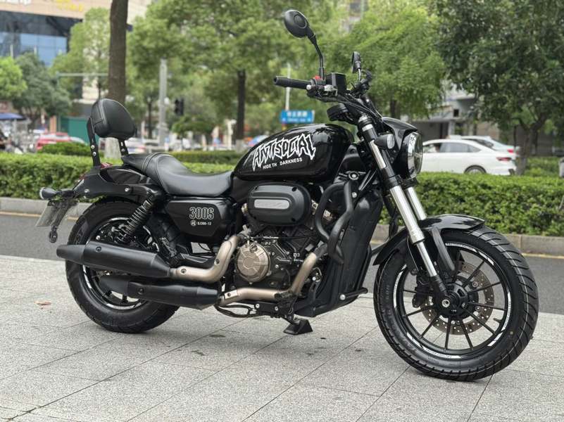 QJMOTOR 闪300S