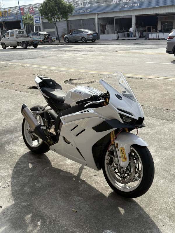 张雪机车 820RR