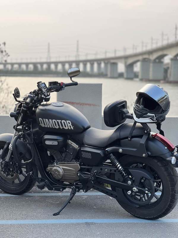 QJMOTOR 闪300S