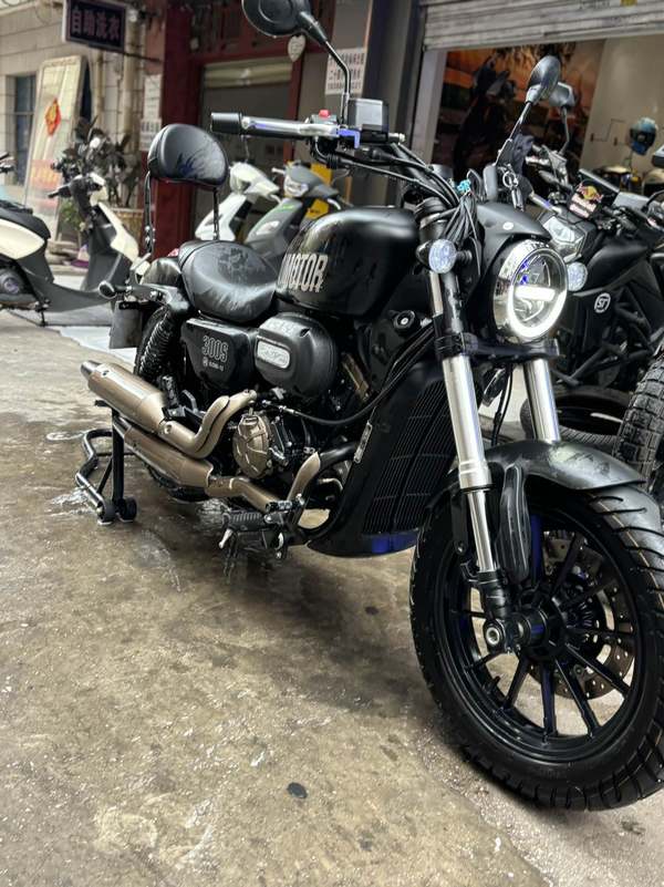 QJMOTOR 闪300S
