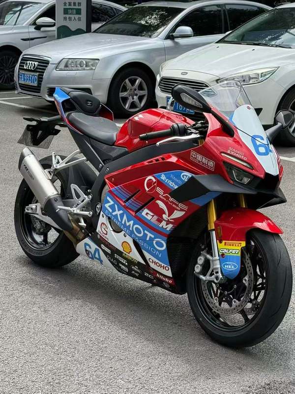 张雪机车 820RR