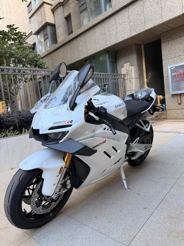 张雪机车 820RR