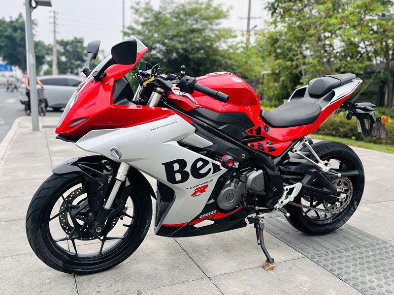 贝纳利 龙卷风 Tornado 252R
