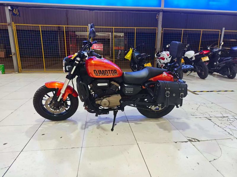 QJMOTOR 闪300S