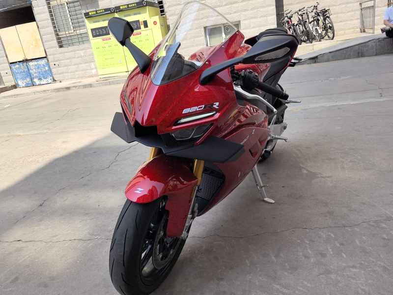张雪机车 820RR