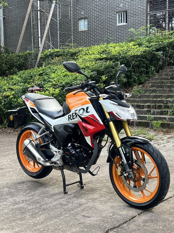 五羊本田 CB190R 暴锋眼