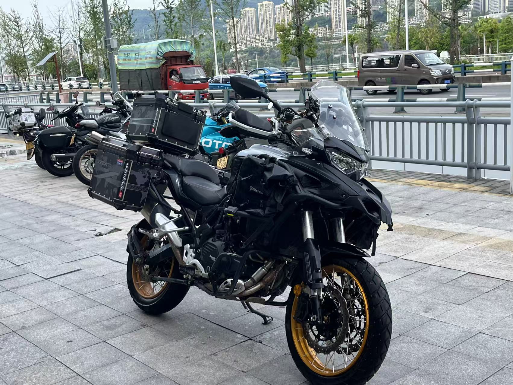 贝纳利 TRK552