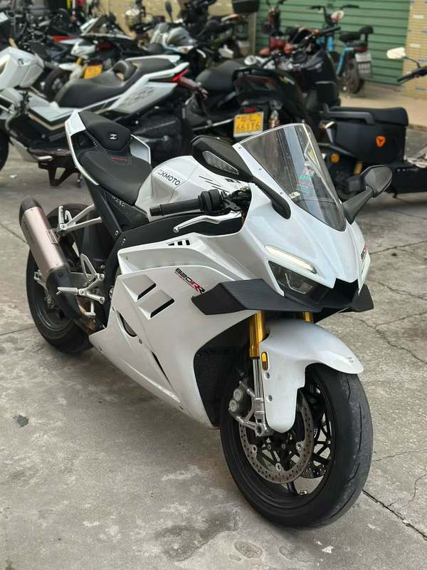 张雪机车 820RR