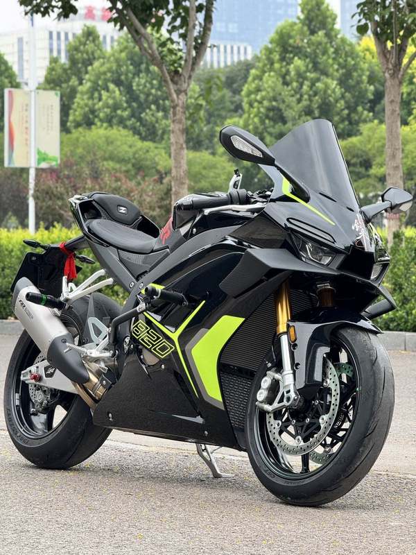 张雪机车 820RR