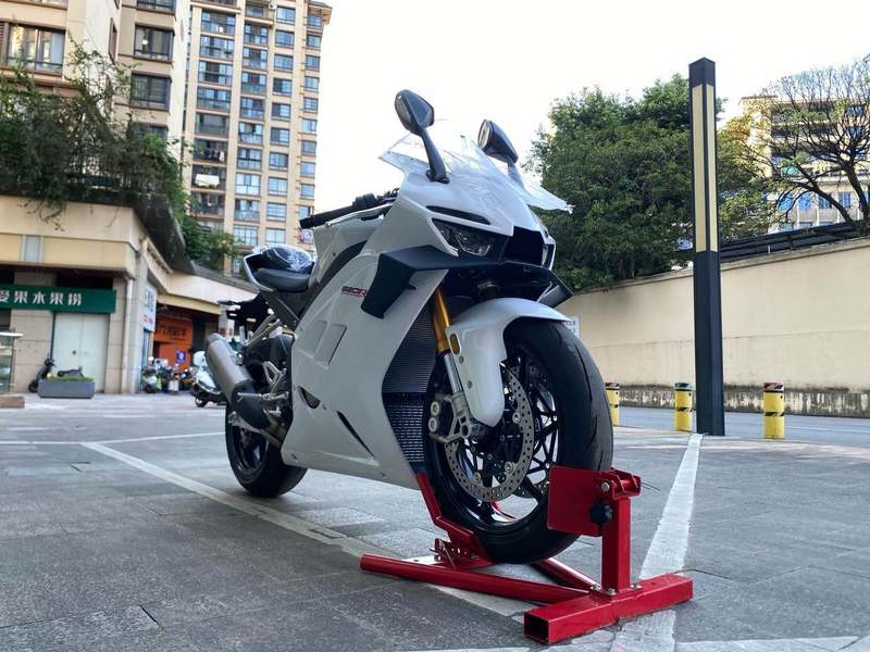 张雪机车 820RR