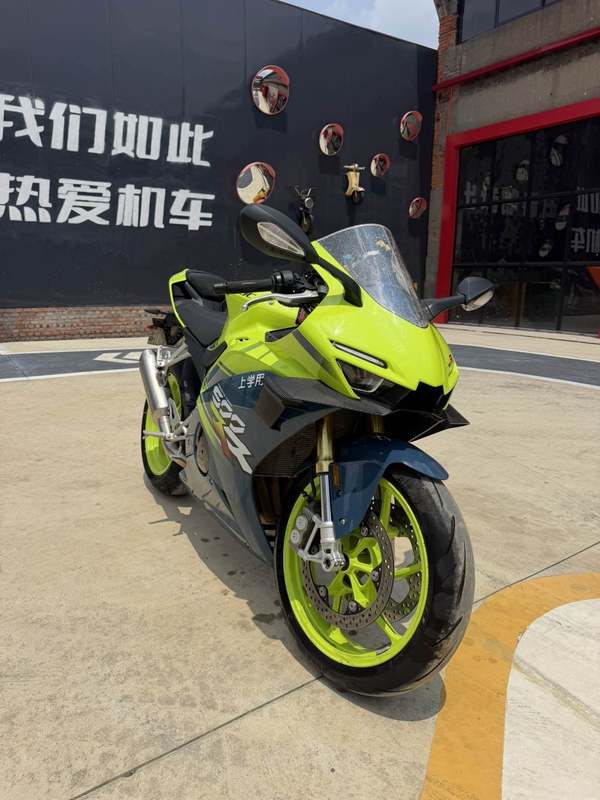 张雪机车 500RR