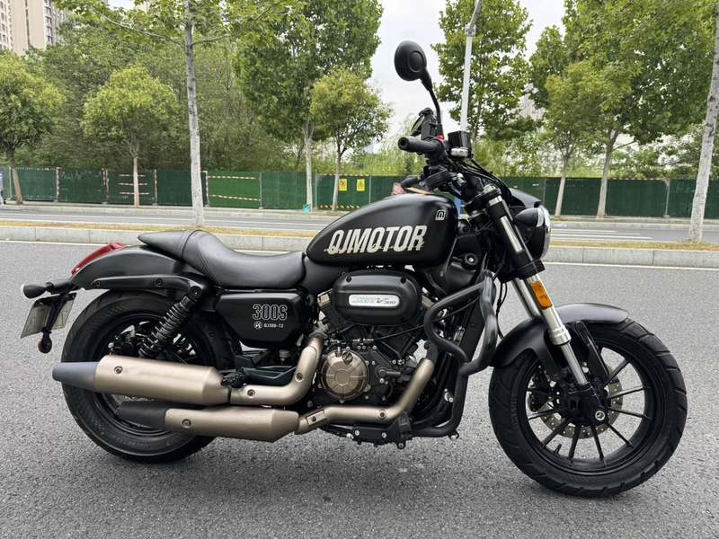 QJMOTOR 闪300S