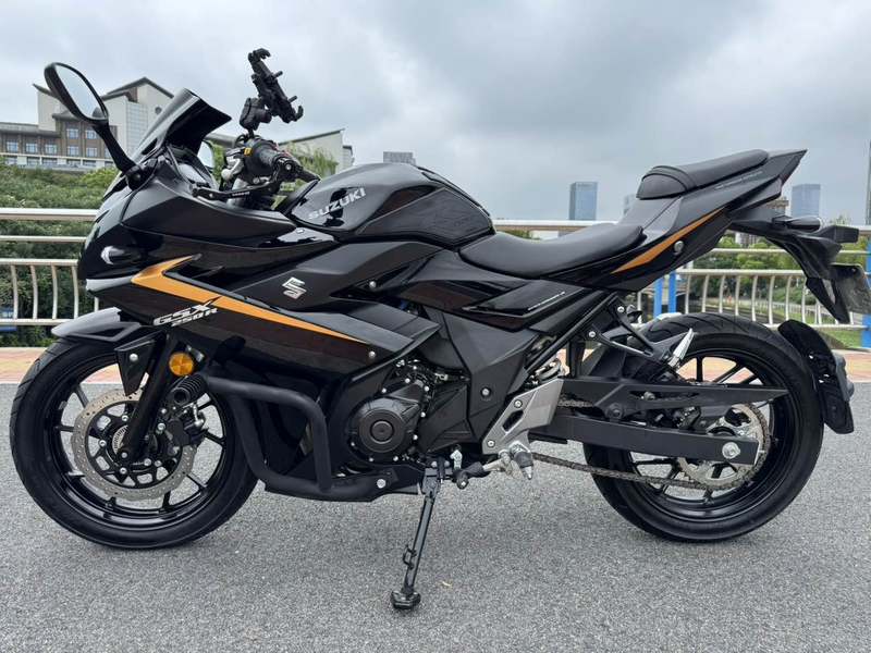 豪爵铃木 GSX250R