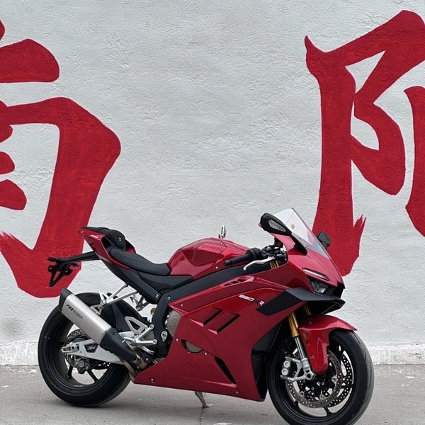 张雪机车 820RR