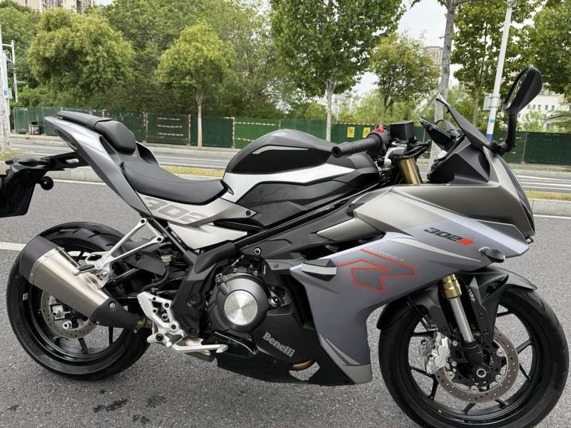 贝纳利 龙卷风 Tornado 302R