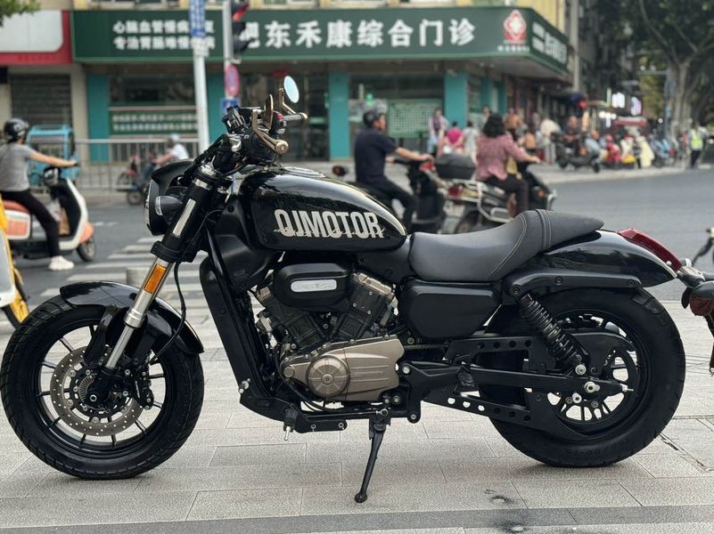 QJMOTOR 闪300S