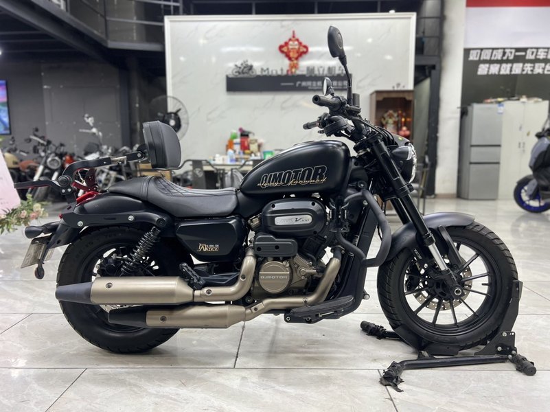 QJMOTOR 闪300S