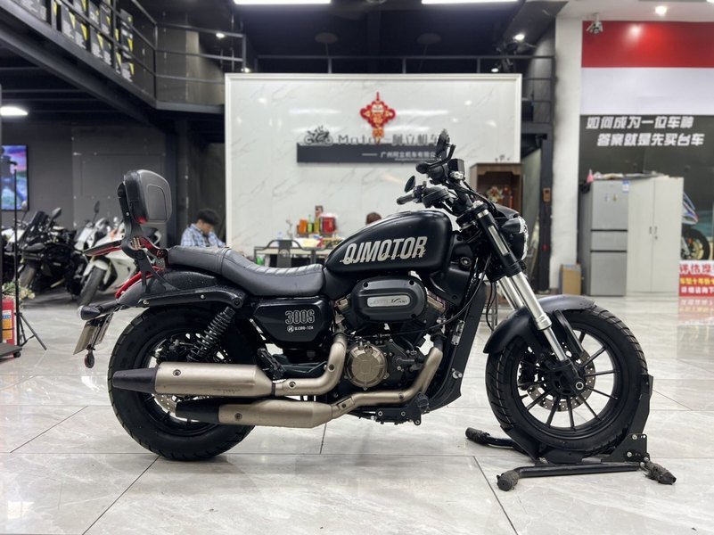QJMOTOR 闪300S