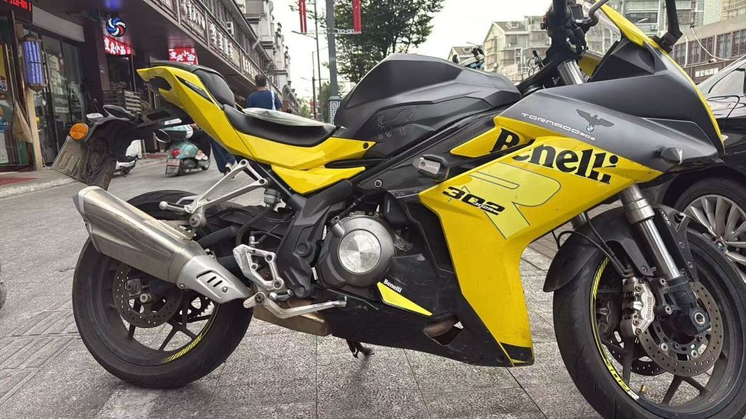 贝纳利 龙卷风 Tornado 302R