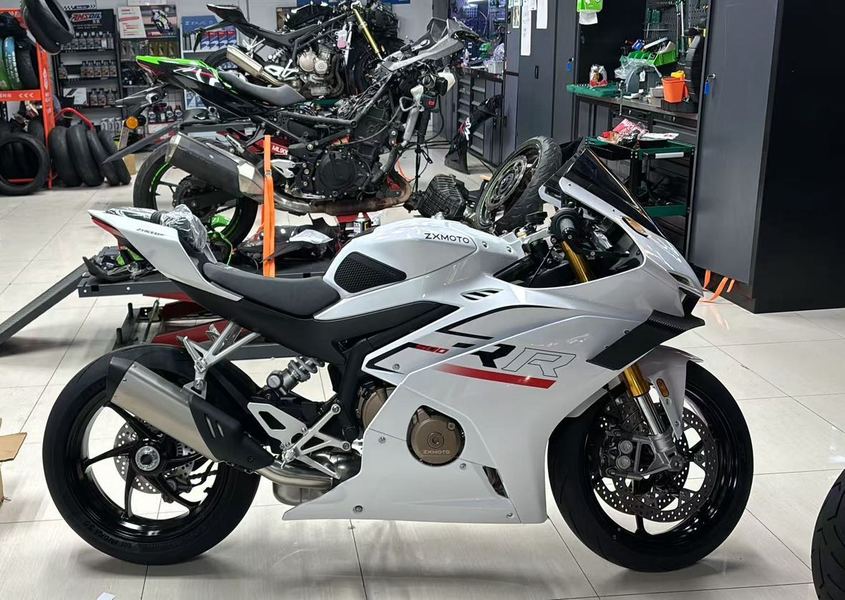 张雪机车 500RR